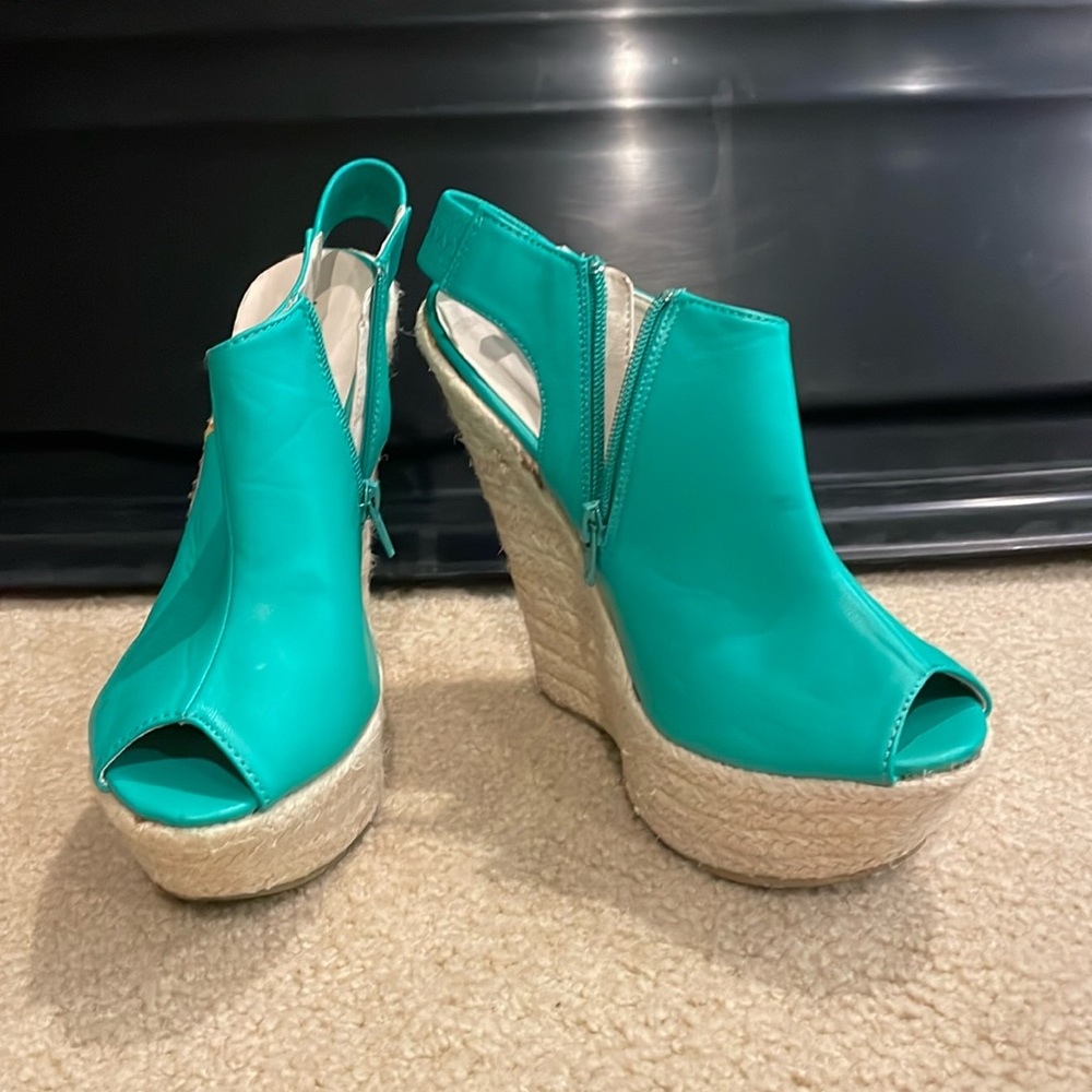 Kiss and tell, Teal/tan wedges